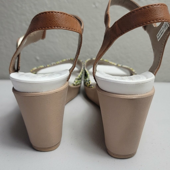 CROCS Leigh ll Ankle Strap Wedge Sandals Women's Size 9 - Picture 8 of 9